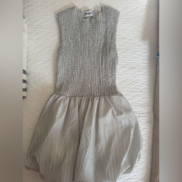 Princess Polly Dresses & Skirts - Worn once. Like new condition
Striped Sleeveless bubble Dress